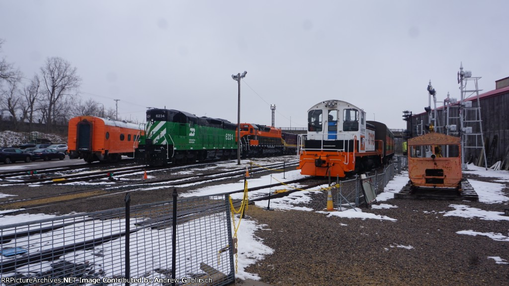 MNTX 325, 559, 3110, 6234 + 3 Cars in the Snow